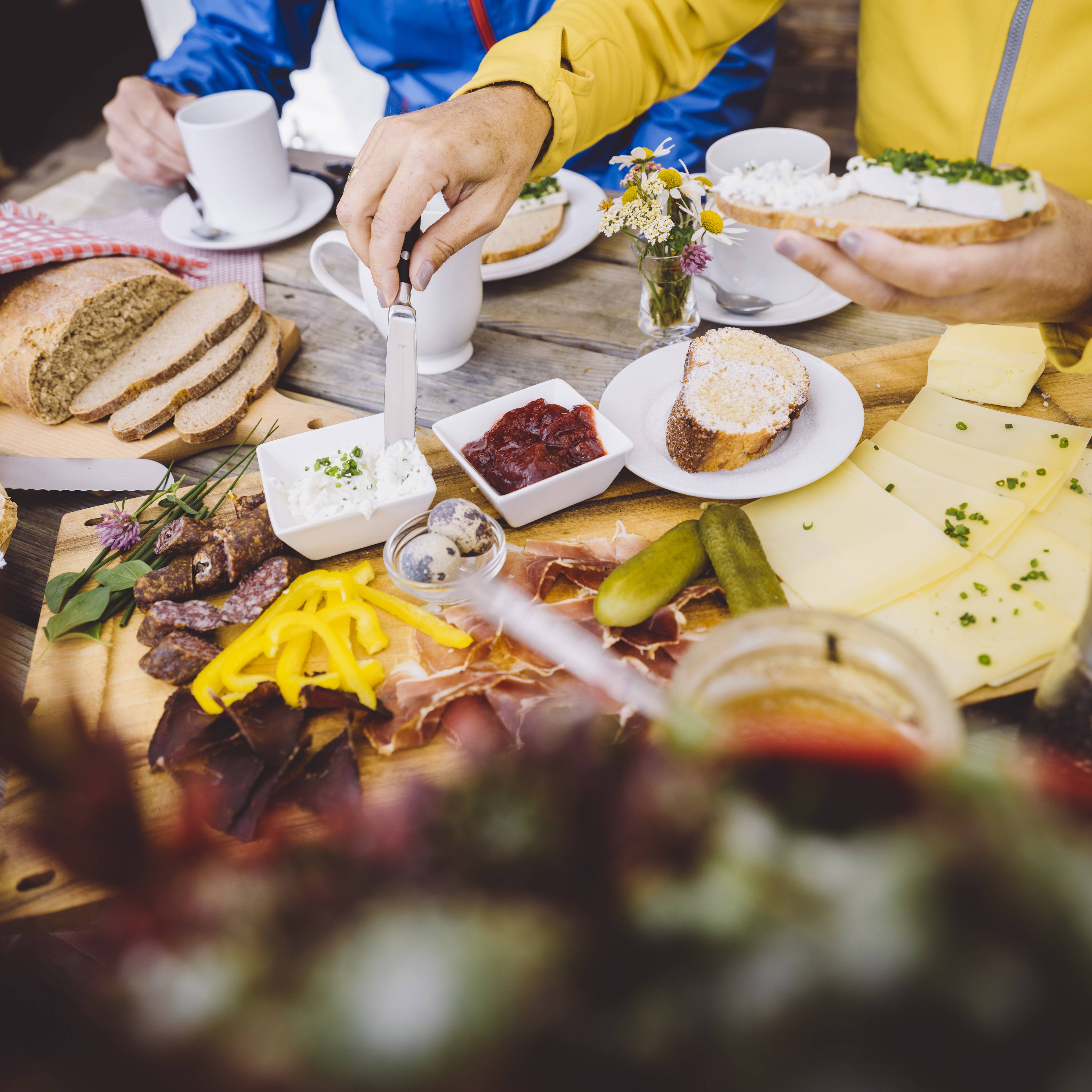 Frühstücksplatte mit Brot, Käse und Fleisch