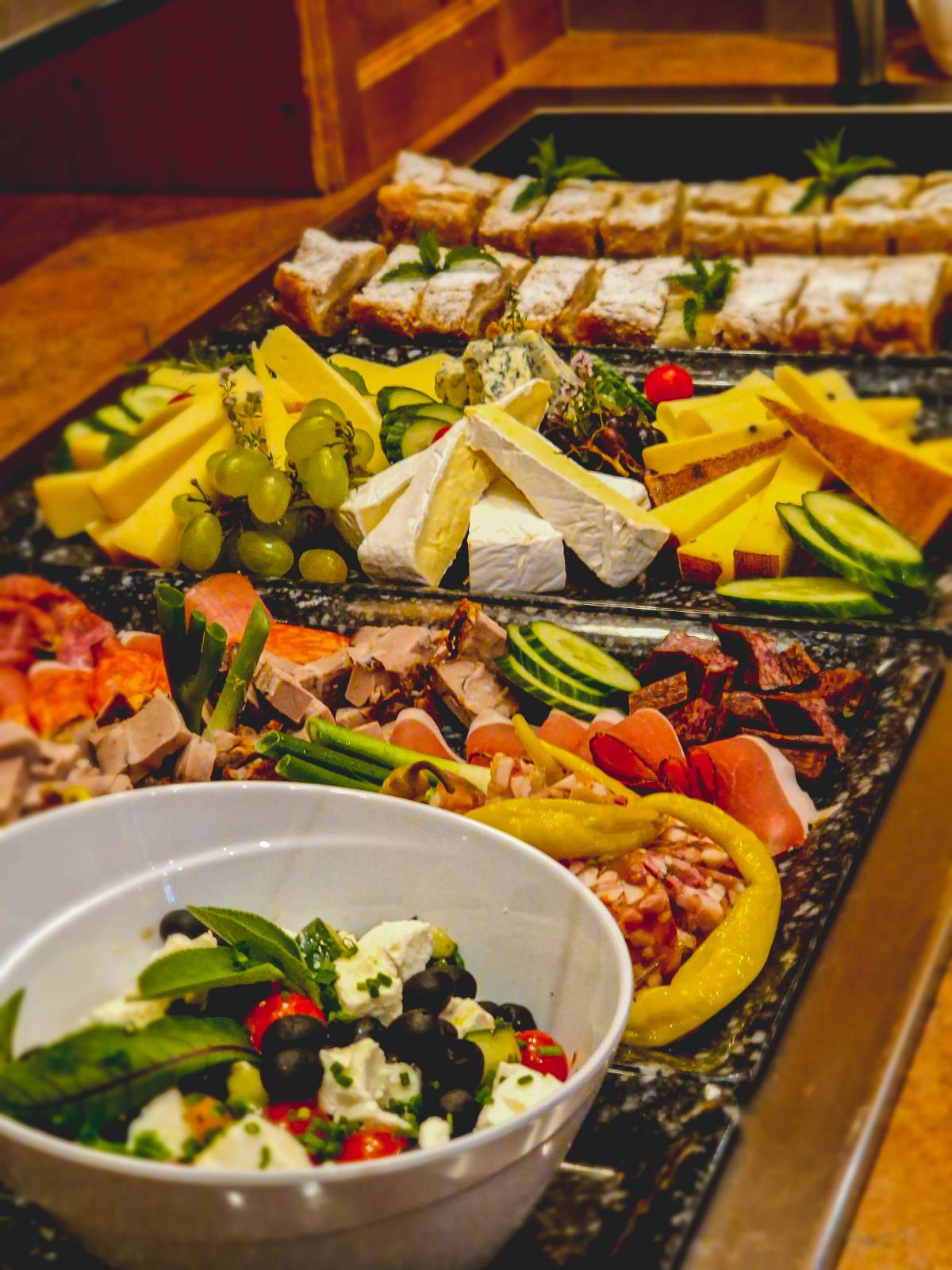 Buffet mit Salat, Fleisch, Käse und Strudel