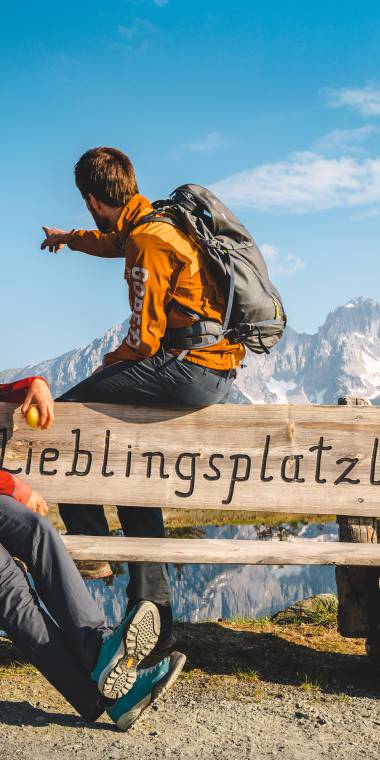 Wanderer auf einer Bank am Astbergsee