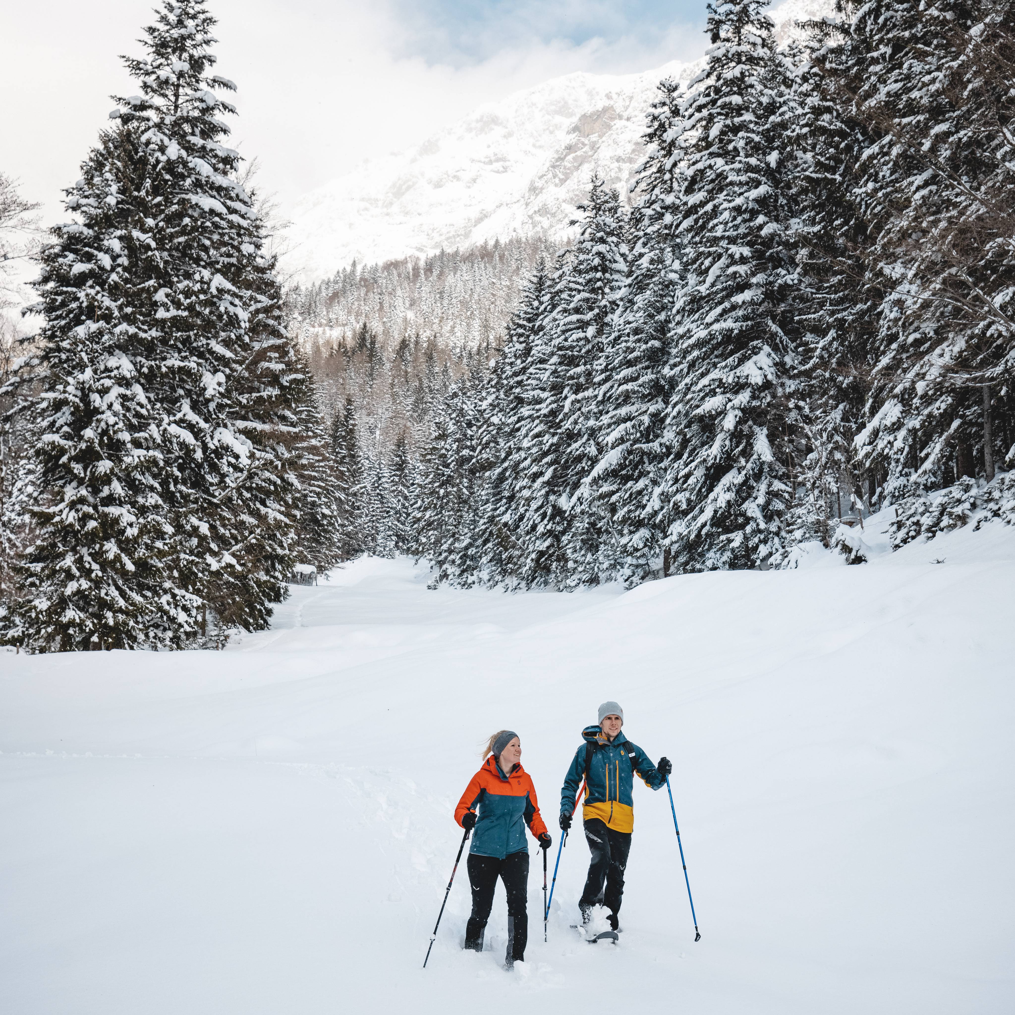 Schneeschuhwanderer im Tiefschnee am Wilden Kaiser