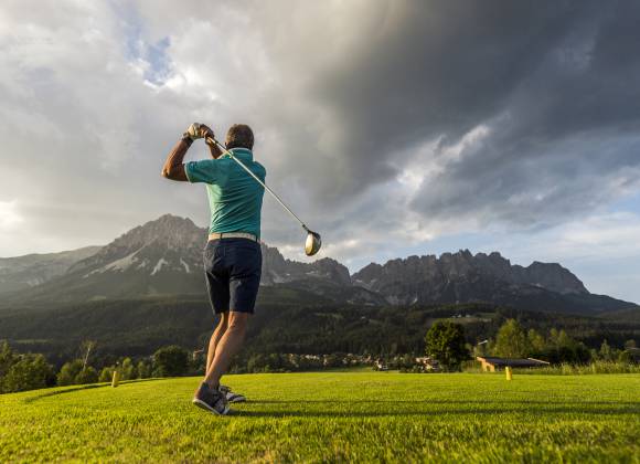 Mann beim Golfen auf Golfplatz Ellmau