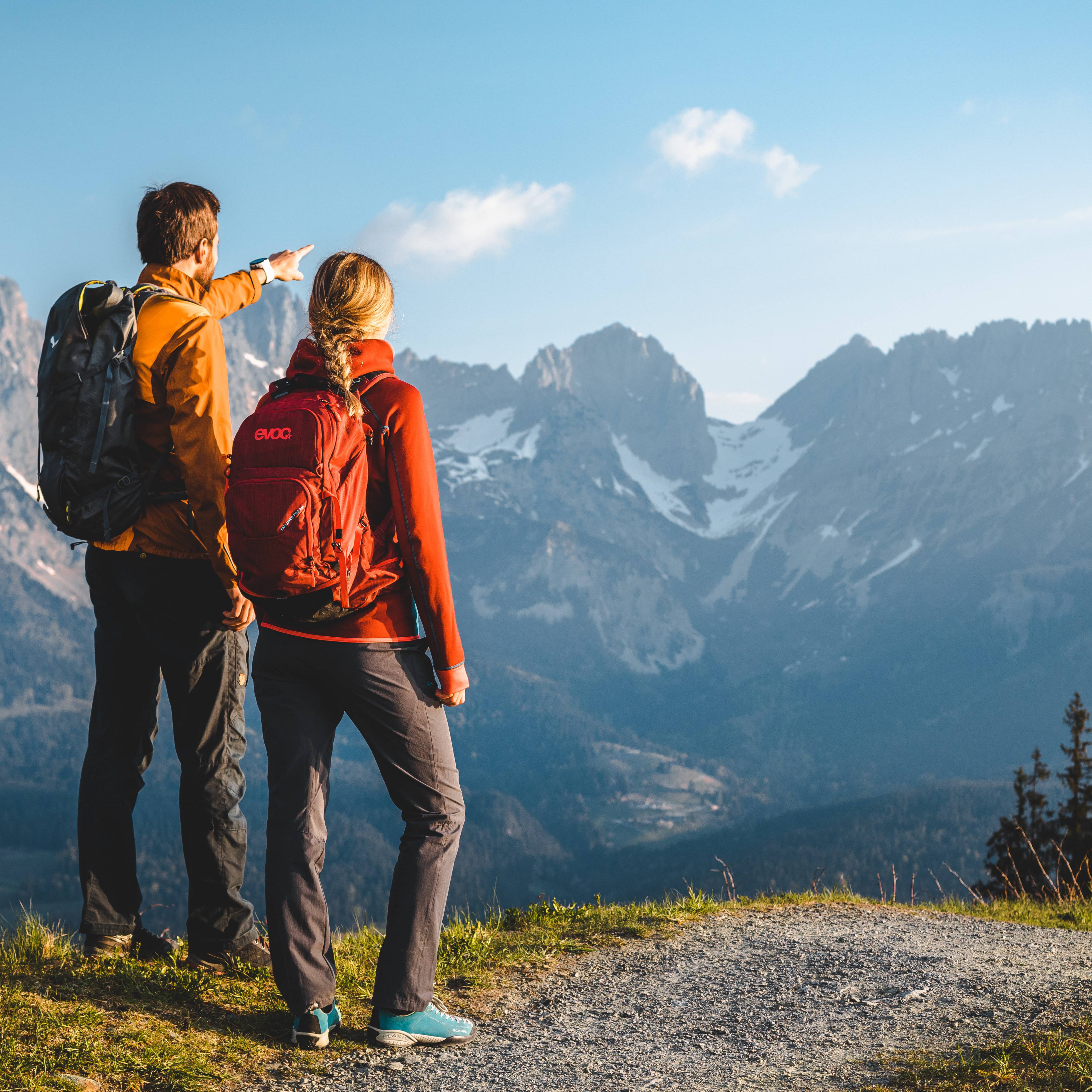 Wanderer am Wilden Kaiser blicken über Kitzbüheler Alpen