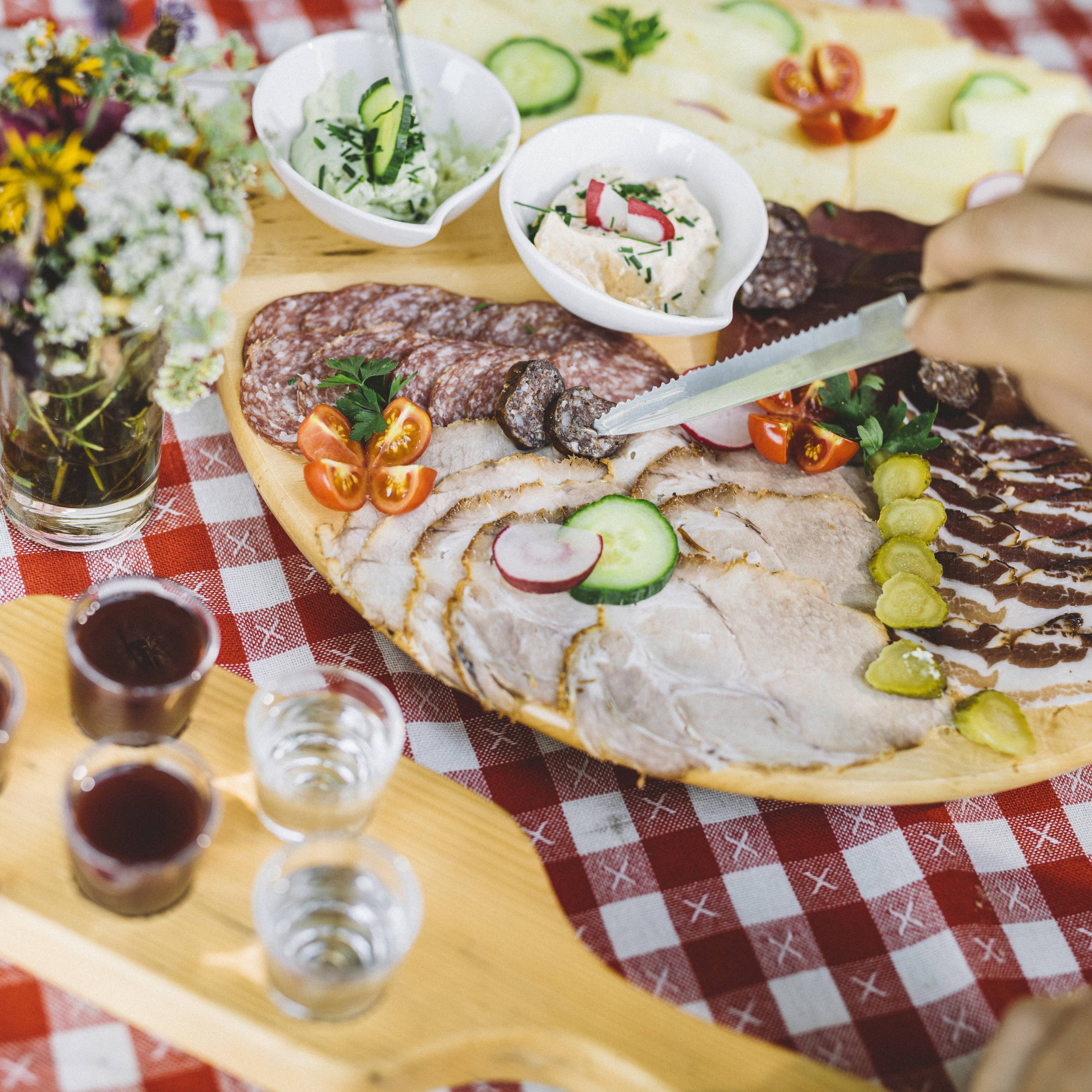 Tiroler Jause mit Speck, Schnaps und Käse
