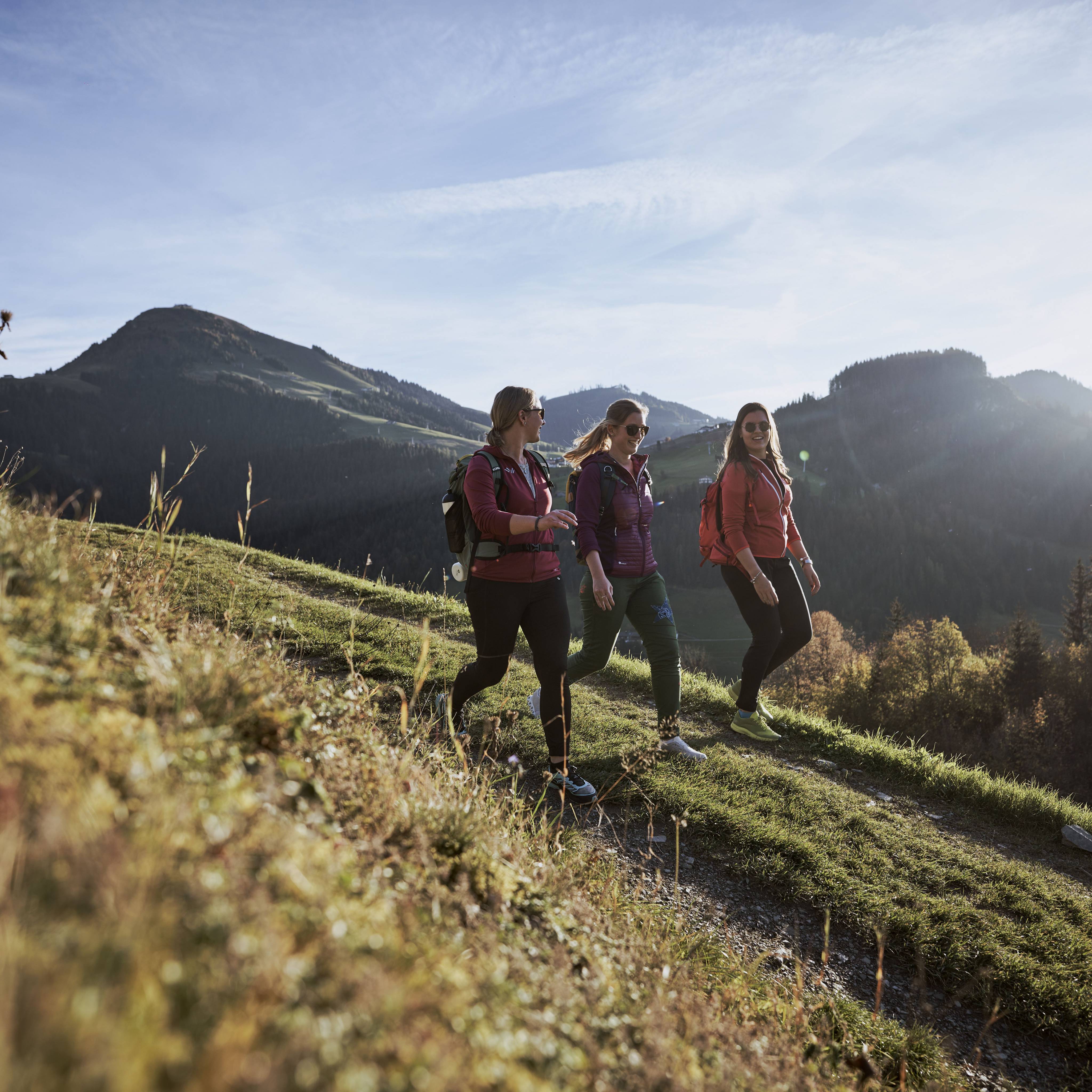 Eine Gruppe beim Wandern im Wilden Kaiser im Herbst