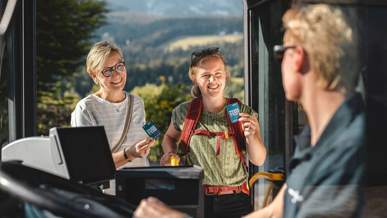 Wanderer steigen in den Bus