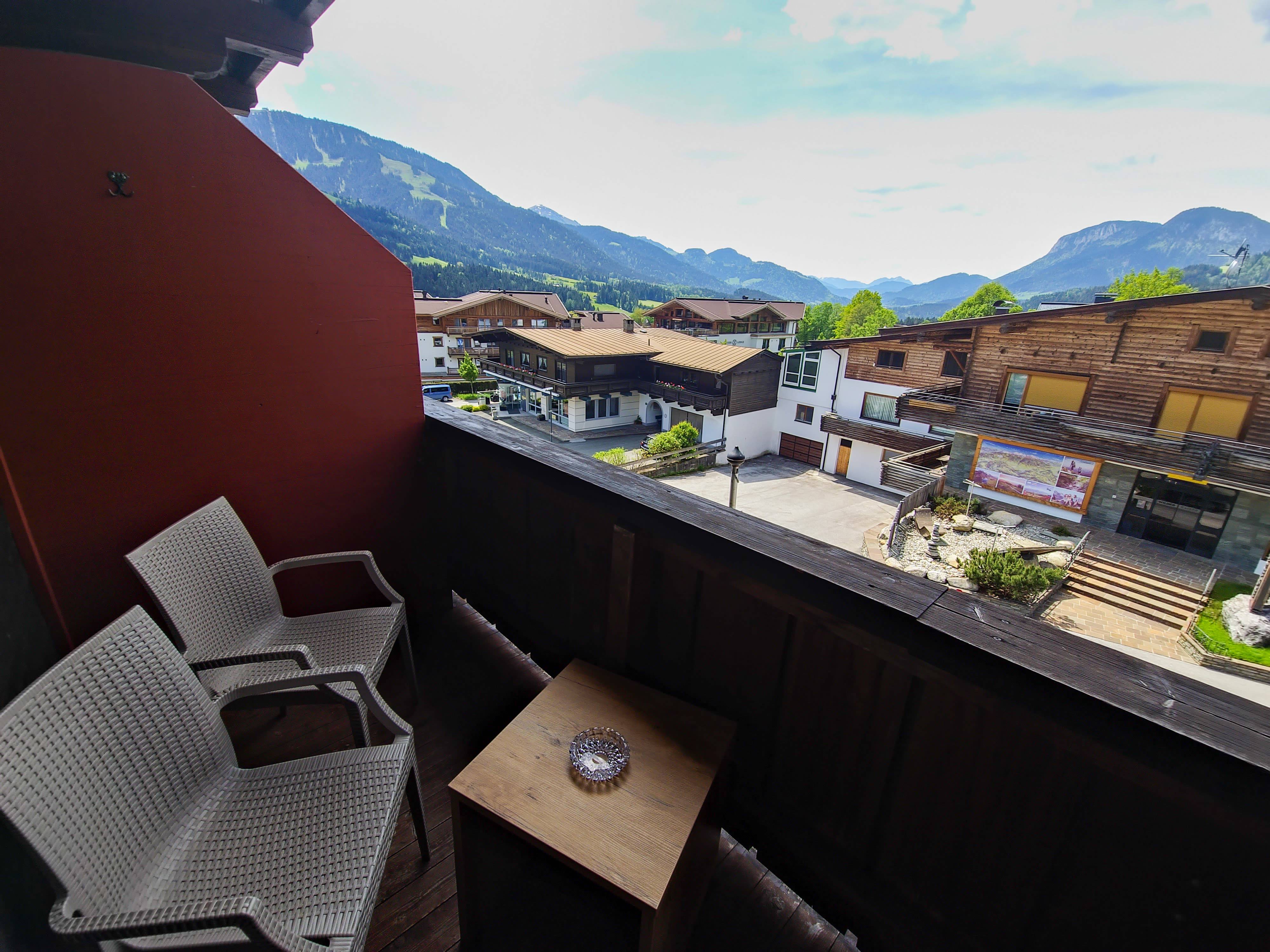 Blick vom Balkon auf Scheffau und den Wilden Kaiser