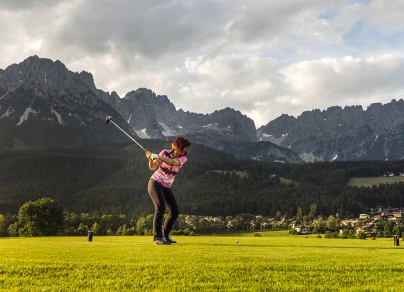 Frau beim Golfen am Golfplatz Ellmau in Tirol