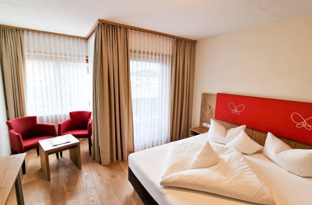 Innenansicht Doppelzimmer mit Balkon und Sitzecke