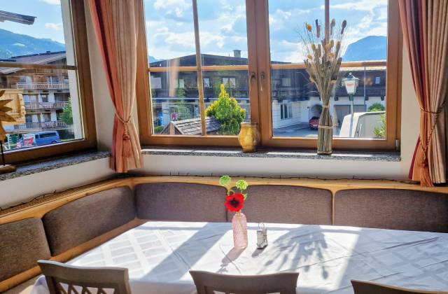 Eckbank im Restaurant mit Blick auf Scheffau
