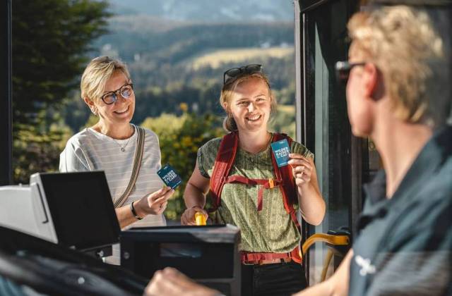 Wanderer steigen in den Bus