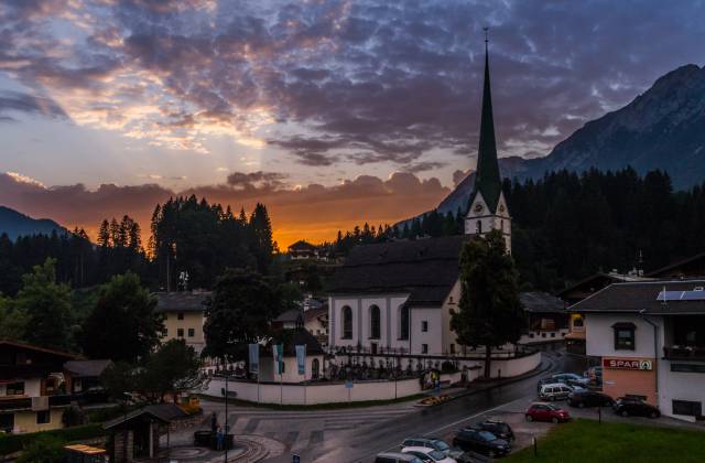 Kirche von Scheffau bei Sonnenuntergang