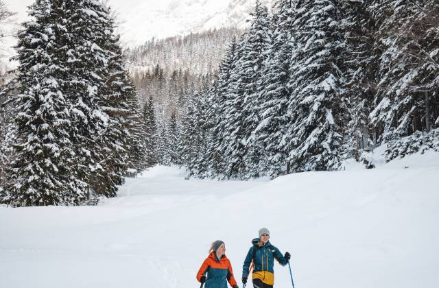 Schneeschuhwanderer im Tiefschnee am Wilden Kaiser