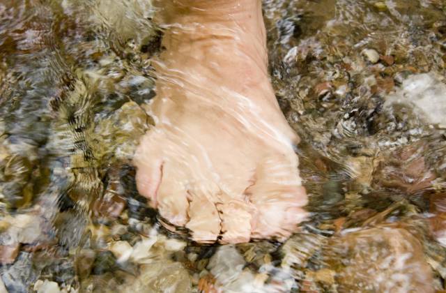 Fuß in klarem Wasser