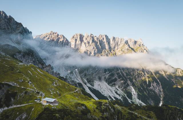 Panoramablick auf den Wilden Kaiser mit der Gruttenhütte