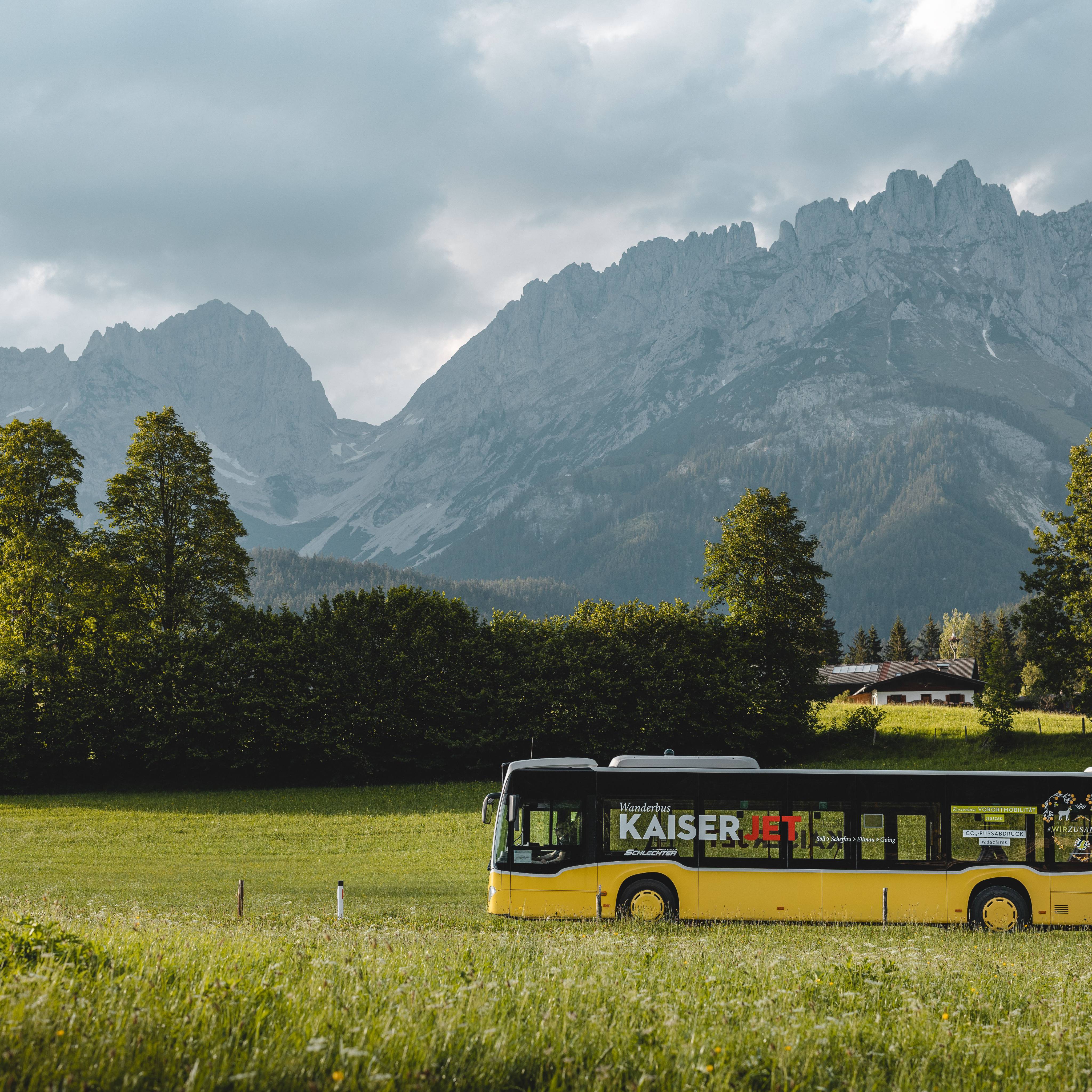 Kaiser Bus fährt in Scheffau auf dem Land