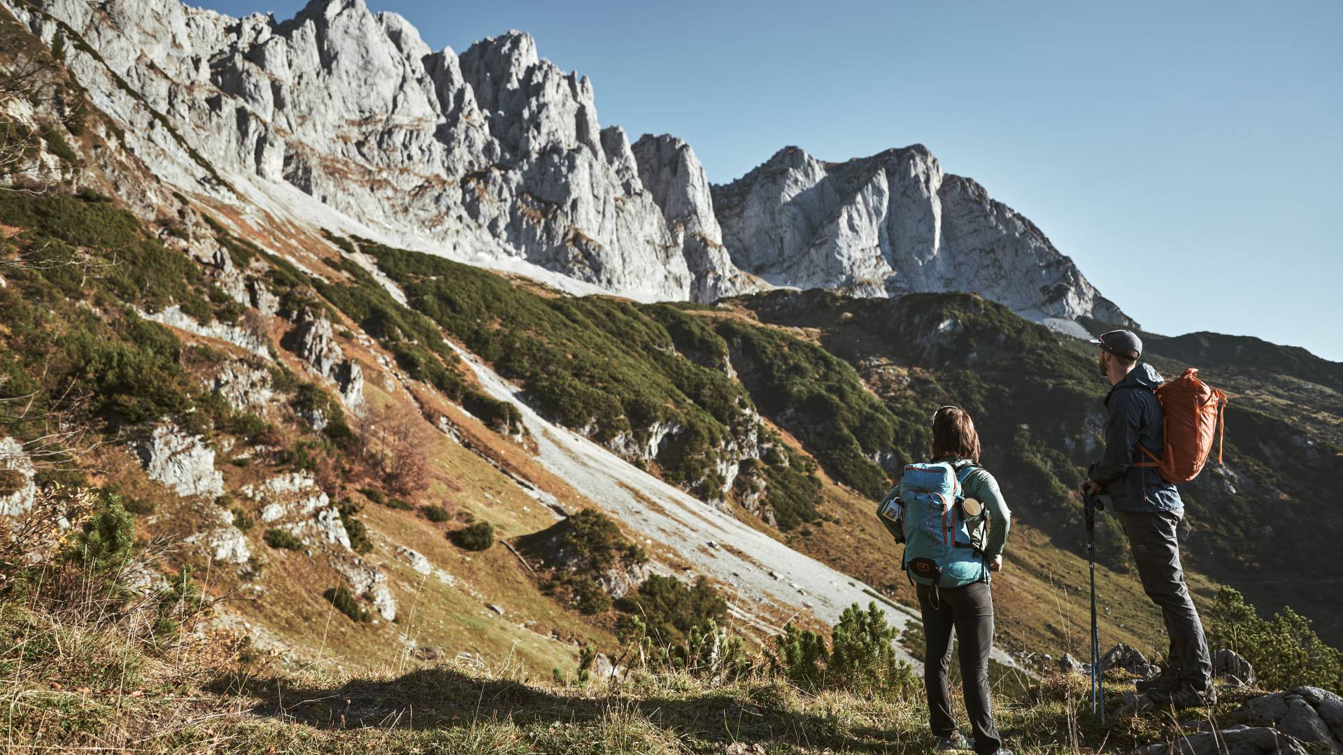 Wanderer im Herbst am Wilden Kaiser in Tirol