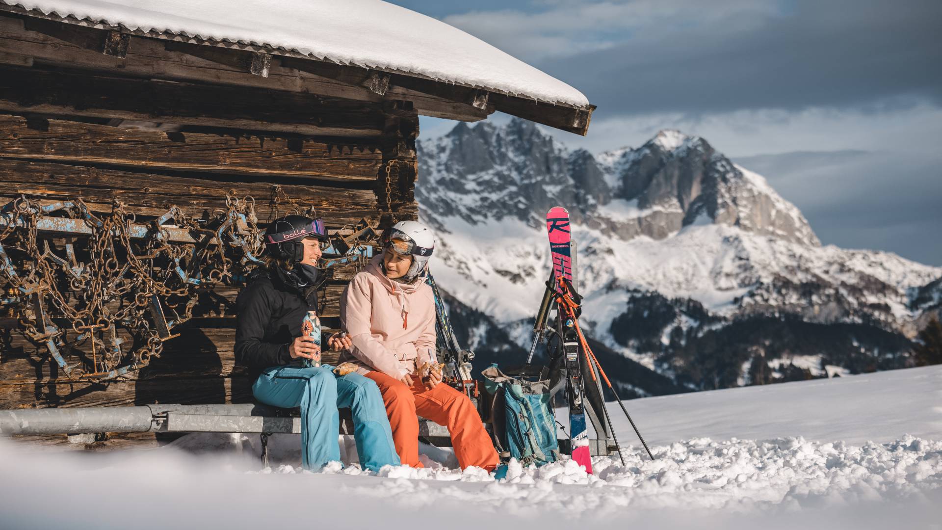 Skifahrer machen eine Pause an Holzhütte