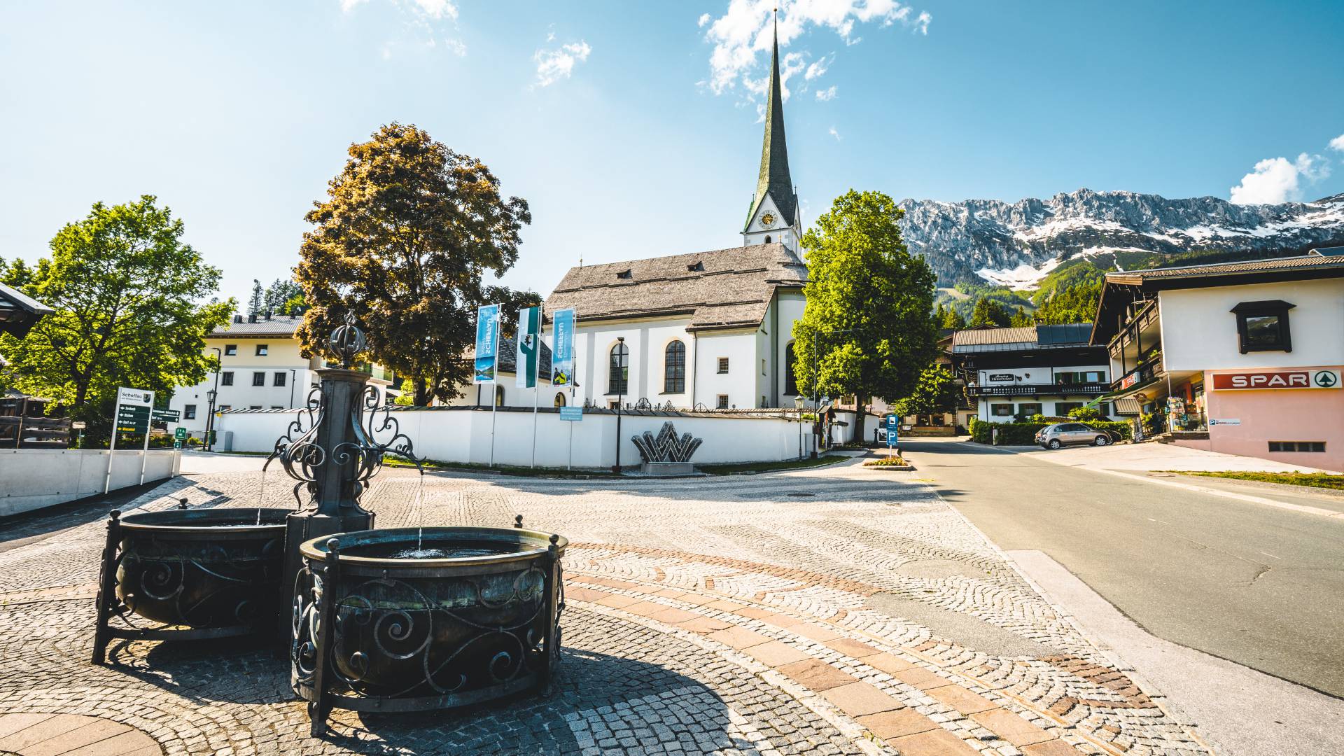 Ortsansicht mit Kirche in Scheffau im Sommer