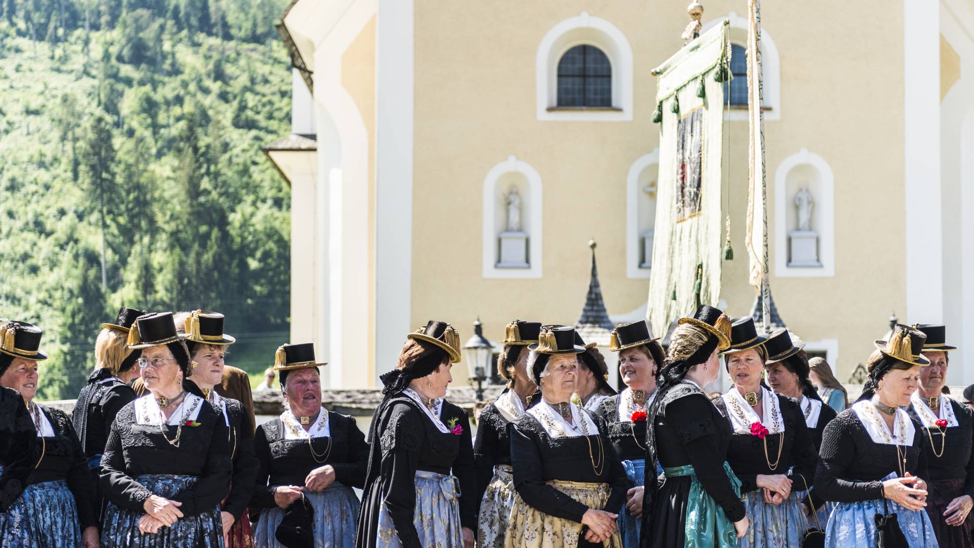 Traditioneller Umzug in Scheffau